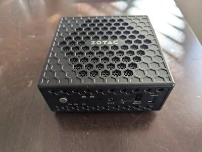 Zotac mini PC 8GB RAM 500GB disco duro con monitor de 22 pulgadas, teclado, ratón Foto 1 de 4