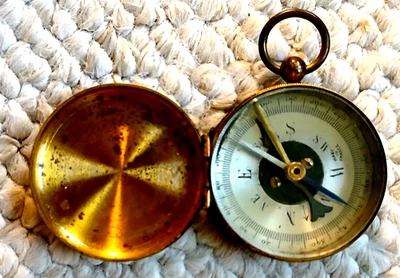 Bússola de latão da era da Segunda Guerra Mundial feita na França, com mecanismo de bloqueio e vidro chanfrado - Imagem 1 de 4