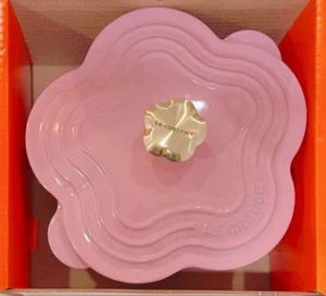Le Creuset Cocotte Fleur French Rose (hellgoldener Blumenknopf) Gas Le Creuset - Bild 1 von 6