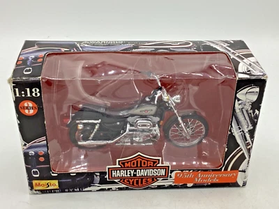 Harley-Davidson Sportster Maisto 1:18 XL 1200C, Serie 3, 95 aniversario Plata 1998 Foto 1 de 3