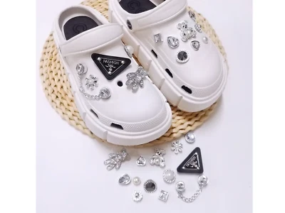 13 piezas dijes para zapatos Bling.  Dijes sandalias de peluche, moda, flores, pedrería Foto 1 de 4