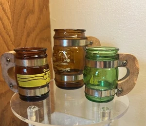 3 tazas de vidrio Lil Barrel publicitarias de colección asas de madera Opryland, Bermudas, Missouri - Imagen 1 de 9