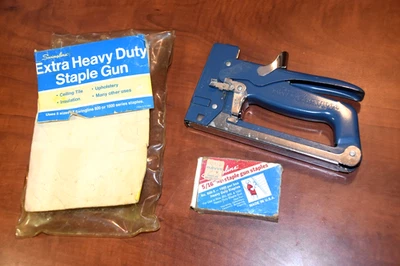 Pistola grapadora Swingline extra resistente, PowerGun 1000, azul/cromo, hecha en EE. UU. Foto 1 de 4