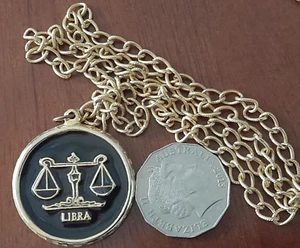 GRAN COLGANTE MEDALLÓN LIBRA ZODIACO TONO DORADO Y ESMALTE #nn - Imagen 1 de 5