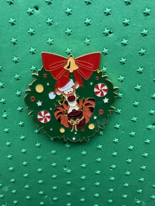 Disney Loungefly Winnie Puuh Weihnachtskranz Pin - Tigger - Bild 1 von 2