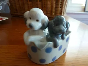 Lladro Nao Porcelain 2 Poodles Polka Dot Dog Bed 1988 Vintage Gift - Picture 1 of 9