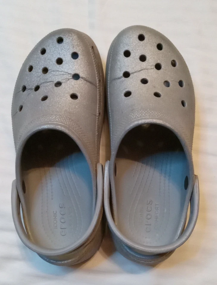 Plataforma Crocs para mujer talla 10 plateada Foto 1 de 4