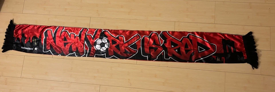 Bufanda de satén New York Red Bull New York is Red Heineken MLS rara estilo graffiti Foto 1 de 4