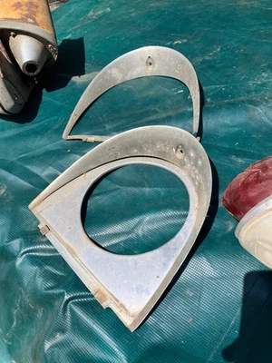 Par de molduras de acabamento para faróis Packard Clipper 1955 1956 - Imagem 1 de 4