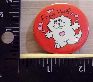 VINTAGE FREE HUGS KATZE HERZ ANSTECKNADEL HINTEN KNOPFREVERS - Bild 1 von 2