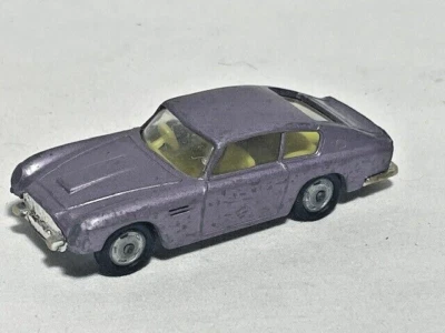 HUSKY Aston Martin DB6, violeta, 1/64 Foto 1 de 3