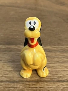 Vintage Disney Pluto bettelnder Hund Miniatur Keramik Figur - Bild 1 von 4