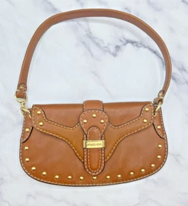 Bolso Muñequera Michael Kors Berkley Sillín Inglés Cuero Tostado Tachonado Mini Y2K - Imagen 1 de 15