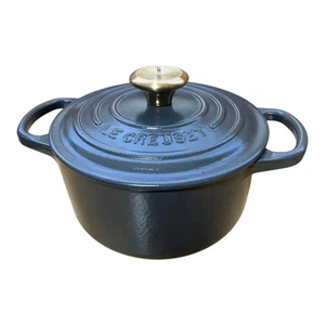 Le Creuset Graphit 16 cm Cocotte mit Goldknopf, limitierter Zustand Herbst 2021 - Bild 1 von 6