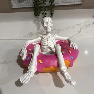 Here Lies Sommer Pool Float Donut Halloween SUMMERWEEN Gebäck Bäckerei Deko - Bild 1 von 4