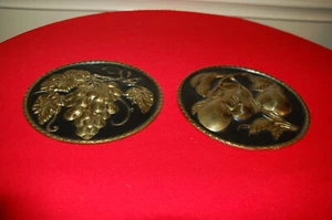 PAAR Messing/Schwarz Plaketten Rund Wandbehang Obst Dekor 7 5/8" Kolonial Mitte 20. - Bild 1 von 6