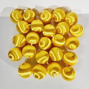 Vintage Ornamente Satin Seide gesponnen gold gelb runde Kugel 4 Zoll Weihnachten Retro Urlaub - Bild 1 von 9