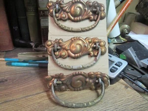 LOTE DE 3 MANIJAS DE PUERTA DE CAJÓN DE LATÓN ANTIGUO ORNAMENTADO CAJÓN DE TRACCIÓN ANILLO DE HERRAJE HERRAJE - Imagen 1 de 8