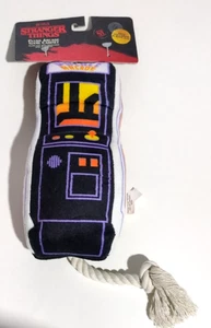 HUNDESPIELZEUG STRANGER THINGS Plüsch Arcade Spiel Schrank mit Seilschlepper NEU - Bild 1 von 15