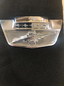 Engranaje emblema capó cromado Ford Truck con perno de iluminación de 1966 - Imagen 1 de 5