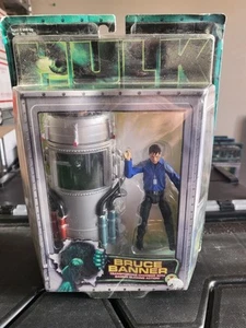 2003 Toy Biz Hulk Movie Bruce Banner Transforming Chamber Gamma Glowing Action - Picture 1 of 20