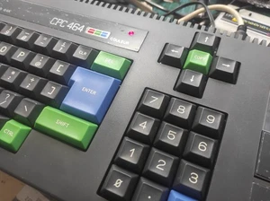 AMSTRAD CPC 464 ★ CLAVIER QWERTY ★ GAUNTLET ★ JOYSTICK ★ COURROIE NEUVE ★ - Photo 1/20