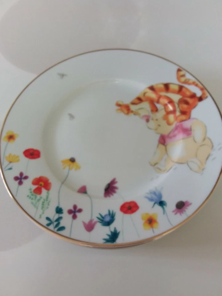 Set of 4 Disney Winnie the Pooh Among The Flowers 8 1/2" Salad / Dessert Plates