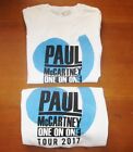 2 chemises Paul McCartney 2017 One on One Tour Onsy One Piece pour bébé ou poupée Neuf dans leur emballage d'origine