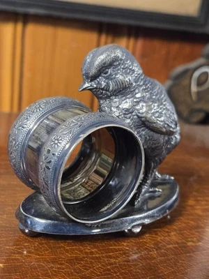 Antiguo anillo porta servilletas Old Meriden Britannia Co. #222 pájaro pollito plateado Foto 1 de 4