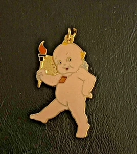 "ENCANTO DE COLECCIONISTA/METAL DE CREACIÓN DE ANTORCHA OLÍMPICA KEWPIE ROSA O'NEIL 1,25" - Imagen 1 de 3