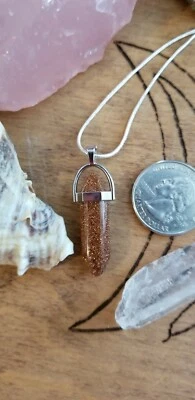 Collar colgante de piedra arenisca dorada con punta de cristal  Foto 1 de 4