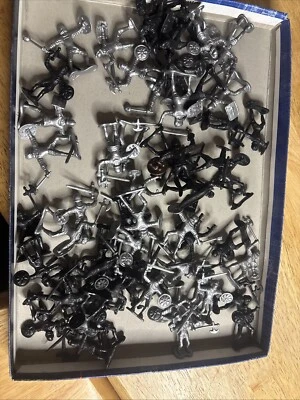 Лот из 60 черных и серебряных рыцарей 1,75 дюйма высота 29 серебро 31 черный - Изображение 1 из 4