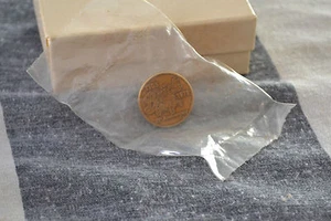 Prendedor de solapa Buick 1978 de colección nuevo en paquete 75 aniversario 1903 1978 latón N - Imagen 1 de 2