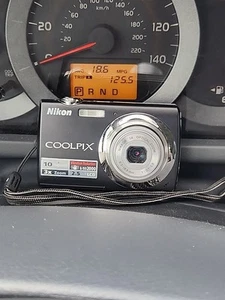 Nikon Coolpix S220 10 Megapixel Camera With Case - Picture 1 of 9
