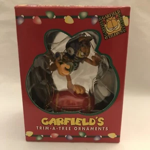1996 GARFIELD TRIM-A-TREE ORNAMENT IN ORIGINAL BOX - Garfield Football Ornament - Picture 1 of 6