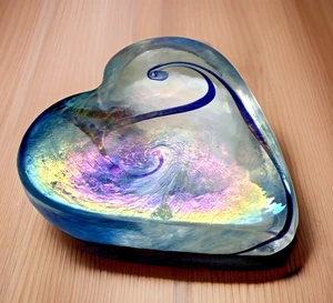 Pisapapeles corazón vidrio arte irredescente Robert Hold con patrón de onda oceánica L10 - Imagen 1 de 12