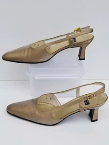 Tacones cabestrillos dorados Stuart Weitzman talla 7 C - Imagen 1 de 11