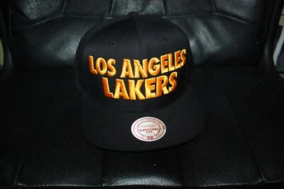 Mitchell & Ness 洛杉矶湖人队平沿帽全黑/金色底部字母 — 第 1/4 张图片