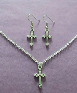 Color Plata Cruz Abalorio Conjunto de Collar y Pendientes - Nuevo - Imagen 1 de 3