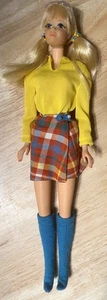 Muñeca Barbie vintage PJ Twist N Turn TNT con camisa amarilla falda a cuadros y calcetines - Imagen 1 de 10