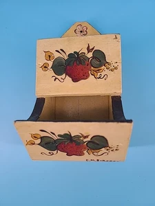 Handbemalter Streichholzschachtelhalter Strawberry E.M. Burgess - Bild 1 von 7