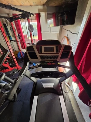 Sole Fitness F85 折叠跑步机 - 黑色 — 第 1/2 张图片