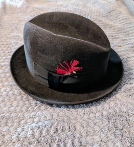 Vintage Mac Phergus Black Contour Oval Fedora RWC Kaufman's Size S/M Red Feather - Picture 1 of 9