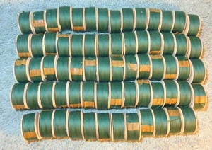 68 VECCHIE BOBINE VINTAGE INUTILIZZATE DI FILO DA CUCIRE VERDE - Foto 1 di 5