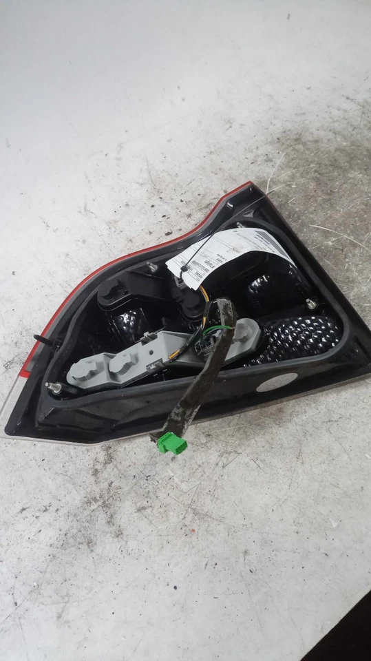 2006 Volvo S60 conjunto de lanterna traseira direita fabricante de equipamento original 168484 usado 146K milhas - Imagem 1 de 3