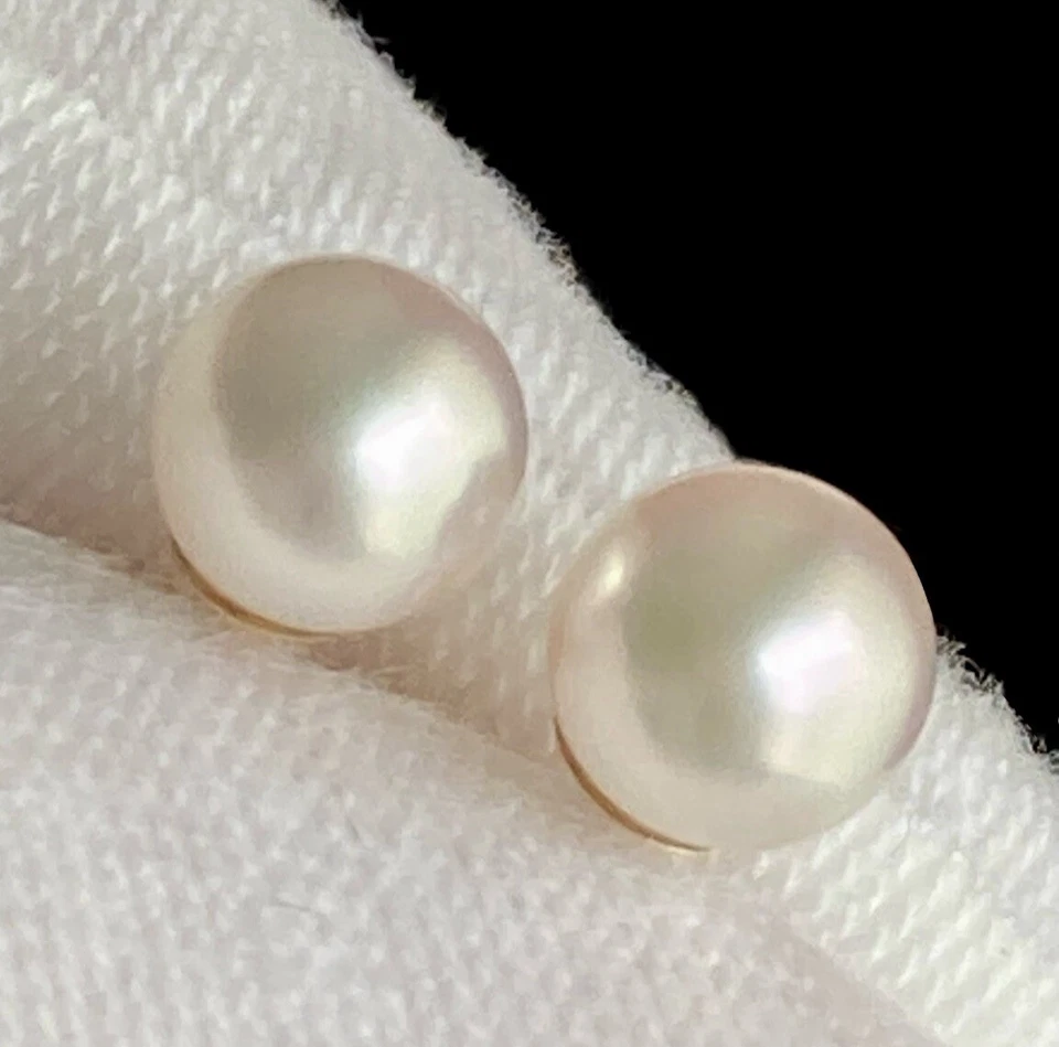 14k Yellow Gold Pearl Stud Earrings Round White 5mm wide Pearl Ladies Fine 15mmL - Image 1 of 4