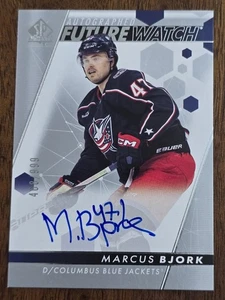 2022-23 SP Autentico Orologio Marcus Bjork Auto RC Futuro /999 Giacche Blu - Foto 1 di 2