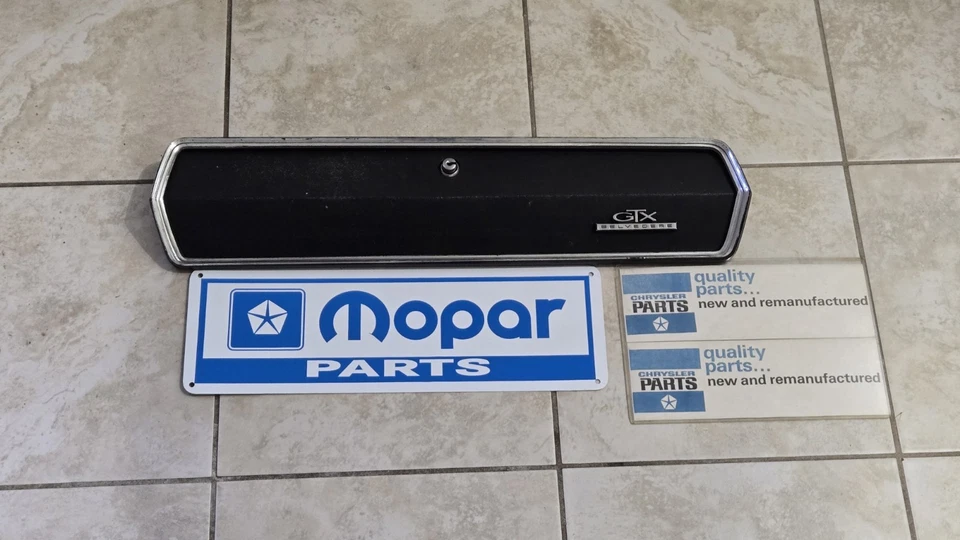 Puerta de guantera Plymouth GTX 1967 completa con insignia y cerradura OEM ¡Bonita!! Foto 1 de 4