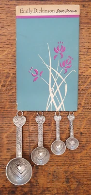 Vintage Love Poems Emily Dickinson A Peter Press Book Measuring Spoons Hearts Foto 1 de 4