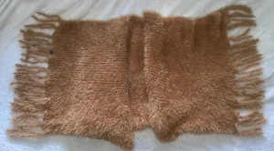 BUFANDA ESPONJOSA Y SUAVE BRONCEADA DE 80 PULGADAS DE LARGO PARA DAMA CON BORLAS SIN SIGNOS DE USO - Imagen 1 de 4